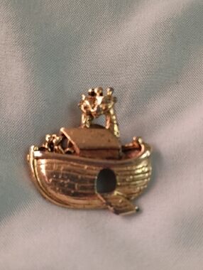 Gold Tone Noah's Ark Pin Brooch